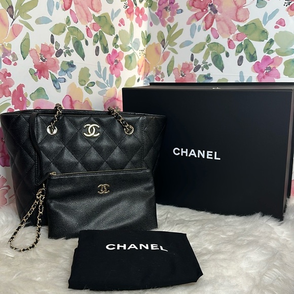 💯Authentic Chanel Quilted Shopping Bag PM Size- Good As New 🍀 - Picture 3 of 17